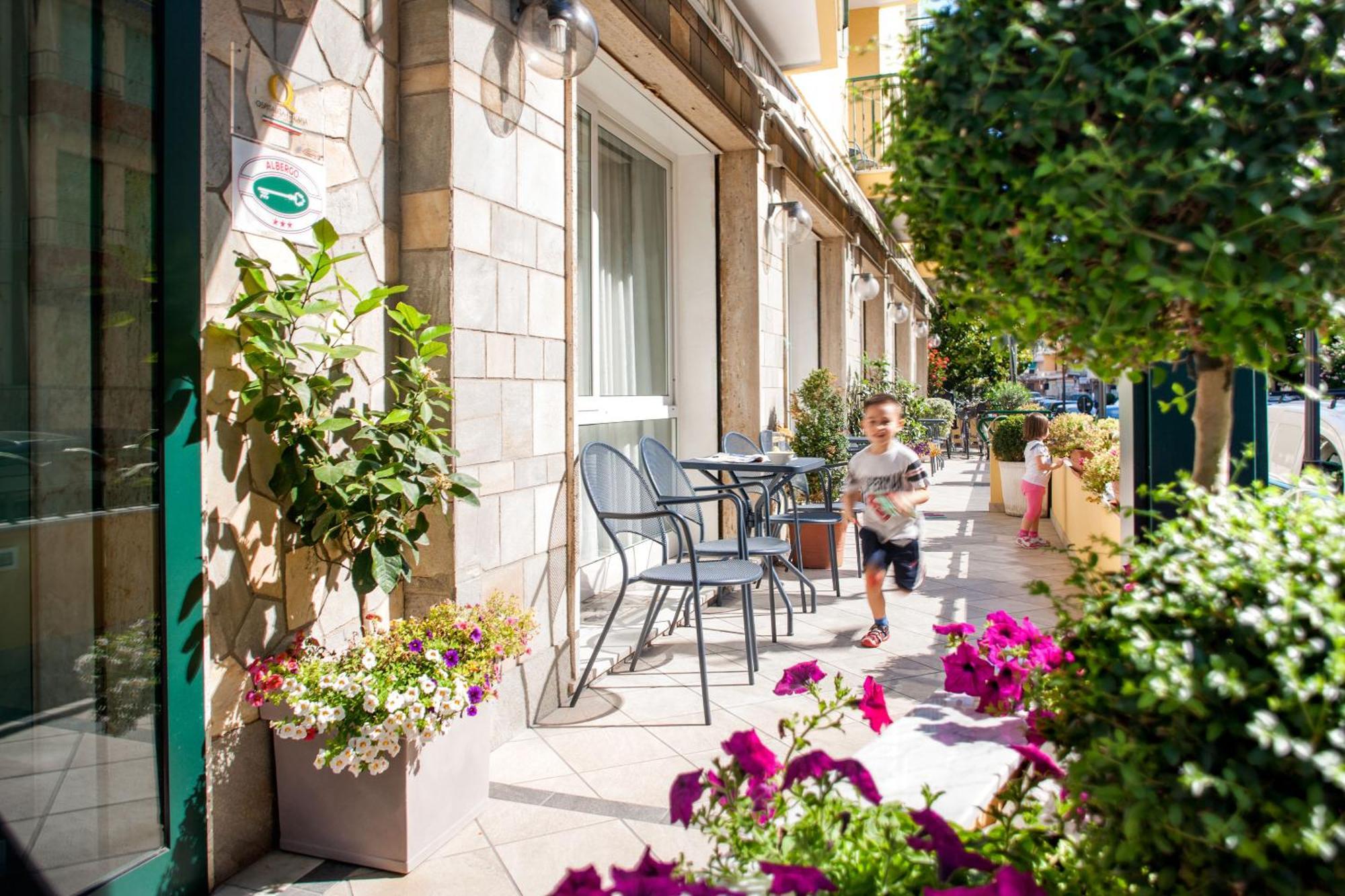 Hotel Curtis Centrale Alassio Exterior photo